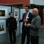 Geschäftsstellenleiter Christian Nerius (Mitte) im Gespräch mit Klaus Schimmagk und Anne Jüngling vom Verein Foto-MV. (Foto: Sparkasse)